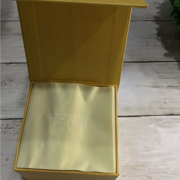 Fendi Mother of pearl watch band - Picture 5 of 7